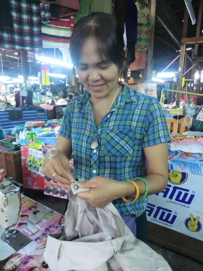 宿に帰り・・・ズボンのジッパーの修理に近くのマーケットです・・・<br /><br />交換４０Ｂ　日本だと1000円以上します？