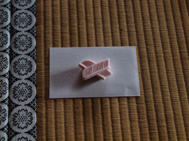 書院でお抹茶を頂く<br /><br />　矢の形の干菓子