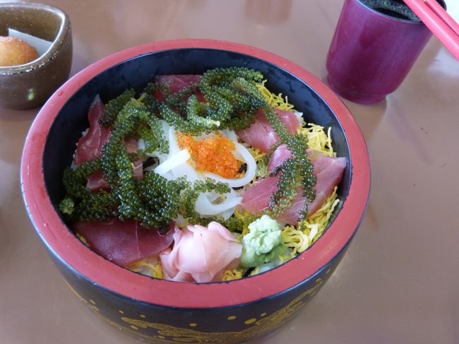 昼食は、海洋博公園近くの琉宮城で<br />海ぶどう海鮮丼と、沖縄風天ぷらをいただきました。