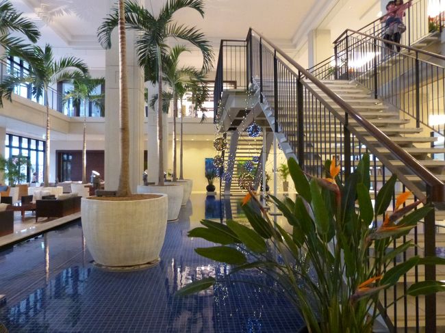 コンビニや売店、リゾートホテルらしく<br />屋台のお土産ショップもあります。