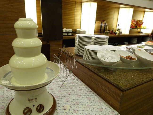 デザートのケーキもどんどん違う種類が出てきて<br />お腹いっぱい…