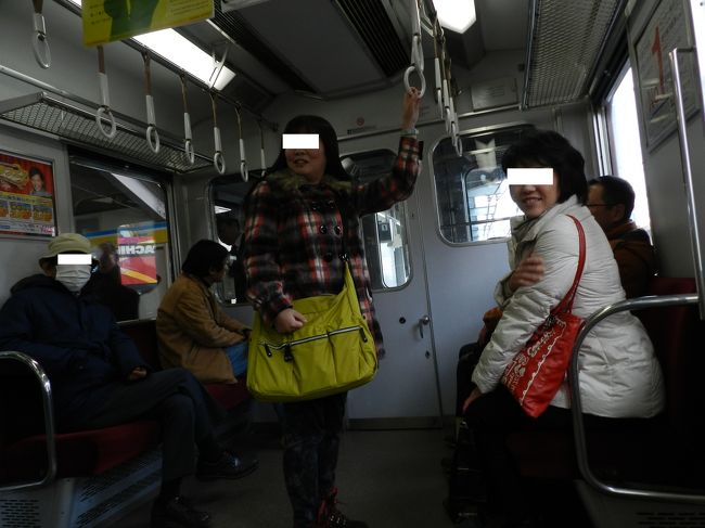 近鉄・大和西大寺駅ホームで待ち合わせ、全員揃ったところで電車に乗り込みました。<br /><br />談笑するガブちゃん（左）とkuritchi（右）さん。