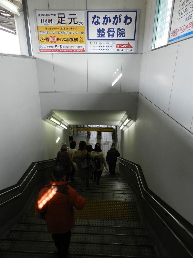 女性陣を見守るように後に付いて行く大目付さん。