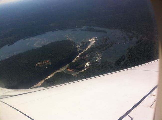 プエルト・イグアスへの着陸前、飛行機は滝の上空を旋回してくれた。