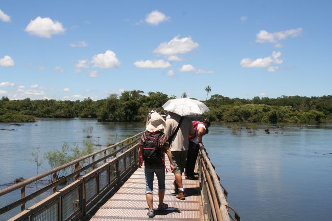 イグアス川の上にかかる長い歩道を渡って悪魔の喉笛へ。