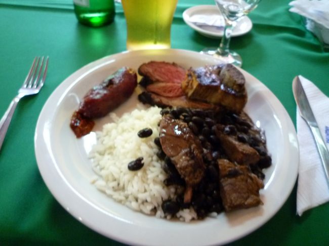昼食にブラジル料理のフェイジョアーダも食べてみる。結構、口に合うかもしれない。