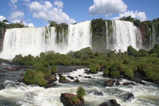 ブラジル側では滝壺の方向から遊歩道が伸びる。遊歩道は多くの観光客で大混雑。
