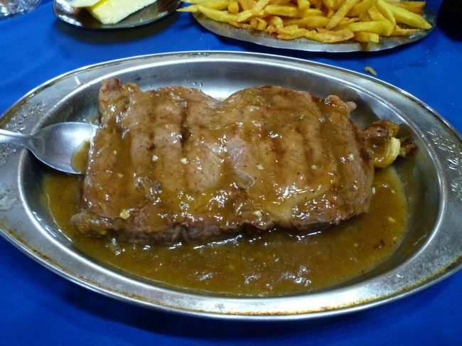 夜はテンダーロイン・ステーキ。とにかく大きくて、日本の２人前はある。<br /><br />「イグアス＆パタゴニア旅行 その２」（http://4travel.jp/traveler/earth/album/10637122/）に続く