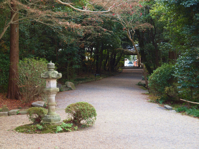 小道を　南門を見る