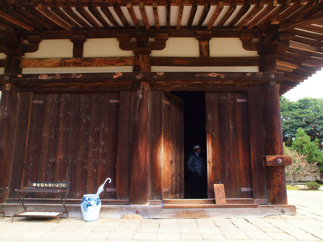 伎芸天にお会いする。<br /><br />　頭部は天平時代<br /><br />　体部は鎌倉時代<br /><br />なのにその姿はそれを感じさせない、優雅さ　優美さ<br /><br />薄暗い本堂にたたずむ