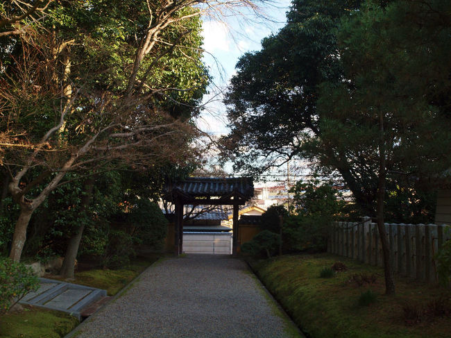 　　　　完<br /><br />その昔　自家用車（ライトバン）で来た日<br /><br />　ラジエーターホース破損　オーバーヒート寸前<br /><br />　　慌てて手持ちでビニール袋を使用して修理、<br /><br />　　苦い思い出のあるお寺さんでもあります。<br /><br />師走　奈良旅　最終は大極殿でいよいよ最後です