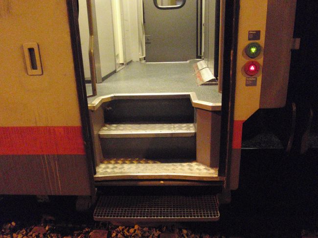 こちらが入り口。<br />本当にホームは地面と同じ高さ。