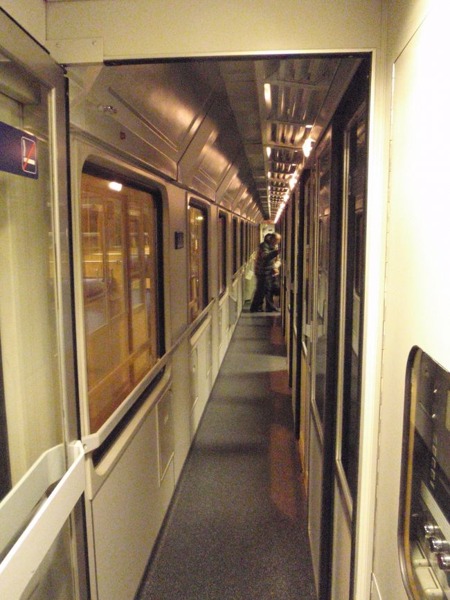 車内の通路。<br />日本の昔の寝台車のようです。