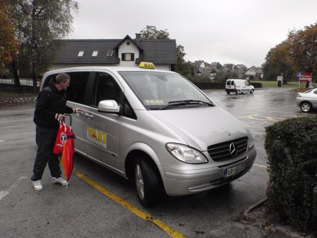 頼みました。１人５EURでブレッド城まで。<br />聞くと帰りも電話してくれとのこと。