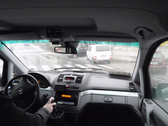 ベンツのバンのタクシー。<br />安全運転です。