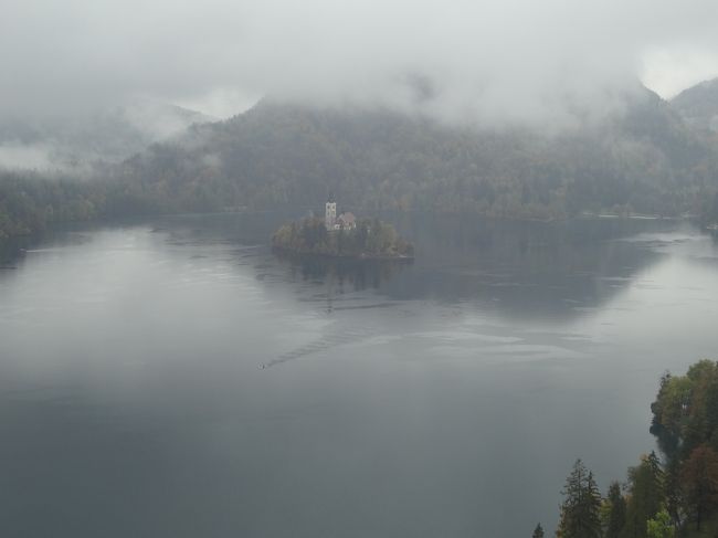 この様に霧におおわれています。<br />聖母教会はうっすらと