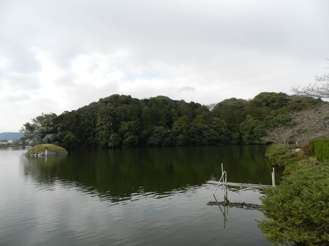 テクテク歩いて「垂仁天皇陵」までやって来ました。<br /><br />「あっ、大きな池っ！」というガブちゃんの発言に皆んなが大笑い！<br />「ここは古墳だから池ではなくてお濠だよ」とJOECOOLも心の中でツッコミを入れました（笑）。