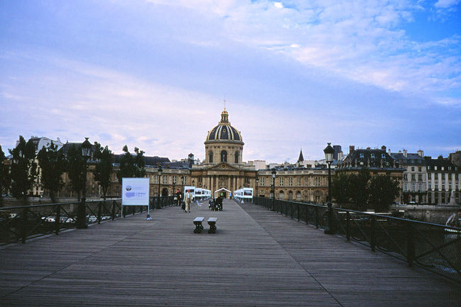 ルーブルとセーヌ川を挟んでポン・デサールで結ばれているフランス学士院