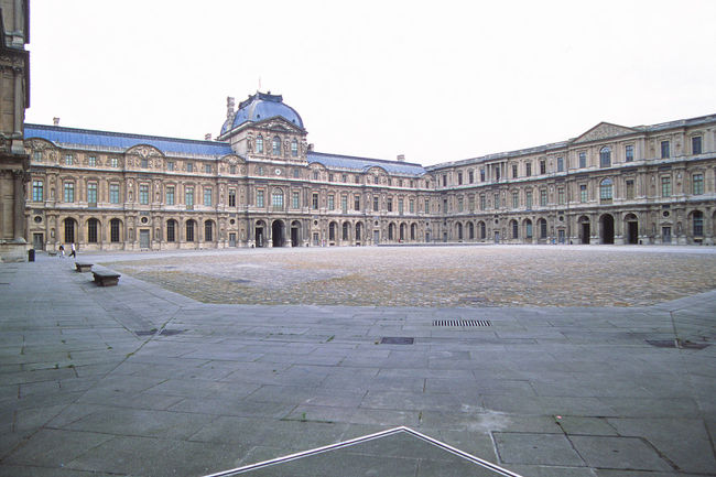 ルーブルのクール・カレ（方形広場）。地下に中世の城が眠る