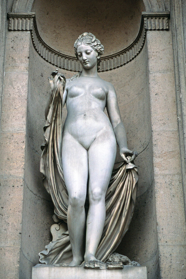 クール・カレの宮殿を飾る彫像達