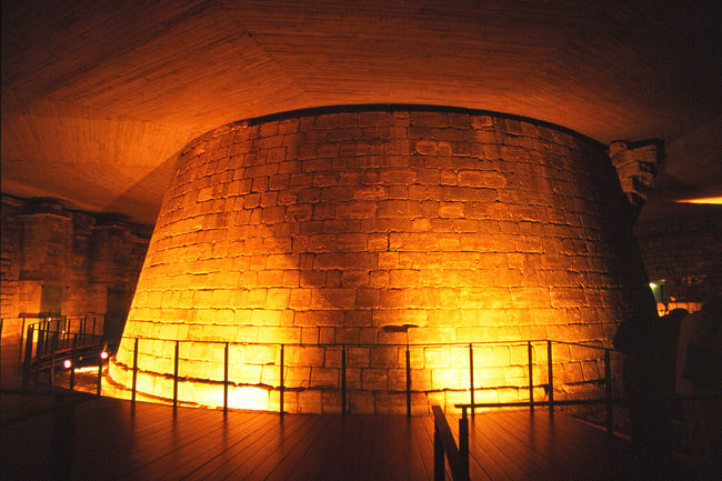 クール・カレの地下にある城壁。旧城塞の塔の基礎遺跡である。