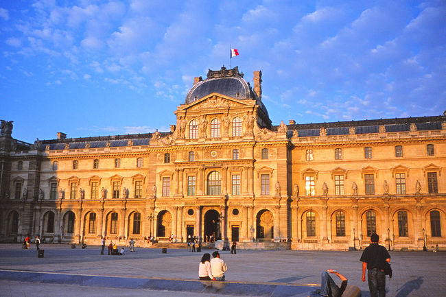 見学終了。夕日を浴びるルーブル。