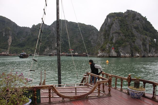 船の上で景色を楽しみます。