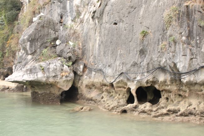 こんな穴を見ると鍾乳洞がいくつもあるというのが納得できます。