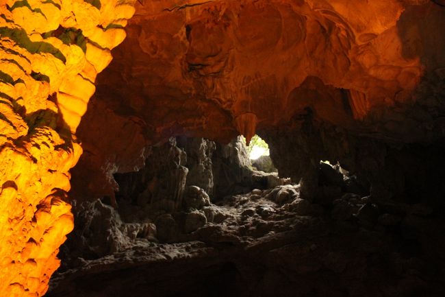 この白い光が外からの日光だそうです。<br />ここが第1発見場所とのことでした。