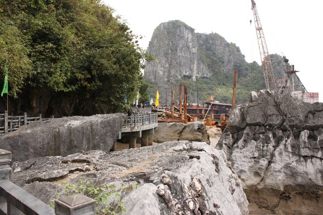 桟橋建設中だとか。