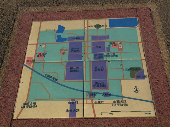 地上にタイル説明板