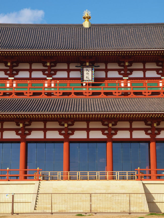 直径７０センチ　長さ５メートル　朱色の柱　初重４４本　二重２２本<br /><br />屋根瓦約９７０００枚　　当時の作成方式で　布目瓦です。<br />制作実演は　特別公開の時にも見せて頂きました<br /><br />２００５　大極殿正殿復元工事<br />http://4travel.jp/traveler/jiiji/album/10504869/<br />