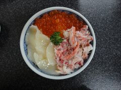 今回は久しぶりに旅行会社のフリープランの旅なので特典がいっぱい♪
まずは函館朝市に行って無料の朝食をいただきます。カニ、マグロなど７種類の具材から
３種類を選ぶことができる海鮮丼です。