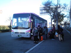走行している間にバスが来ました。
ウィラーおなじみのピンク色のバス。