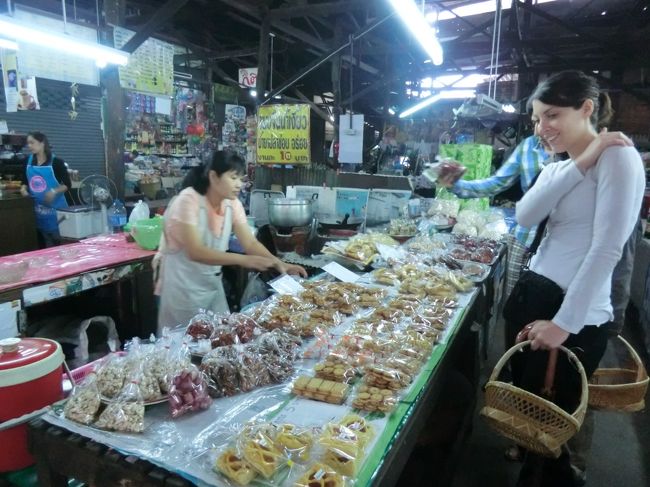きつい雨の中・・・少しの合間を見計らい・・・50ｍ先の市場にこのお店で昨日から目をつけていた・・・