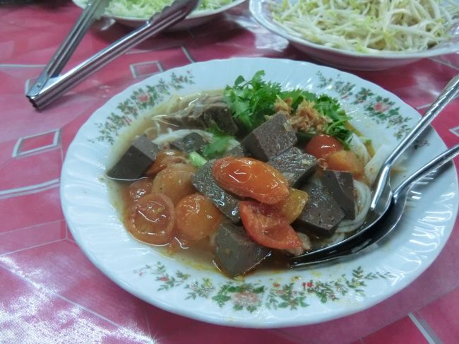 そうです・・・そうめんに、スープをかけて煮込みトマト野菜・骨付き豚