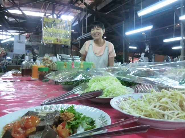 これにモヤシ、キャベツ、高菜のお漬物をお好みで乗せます・・・