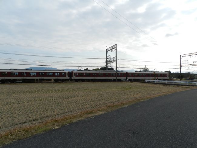 見慣れた近鉄電車が走って行きます。