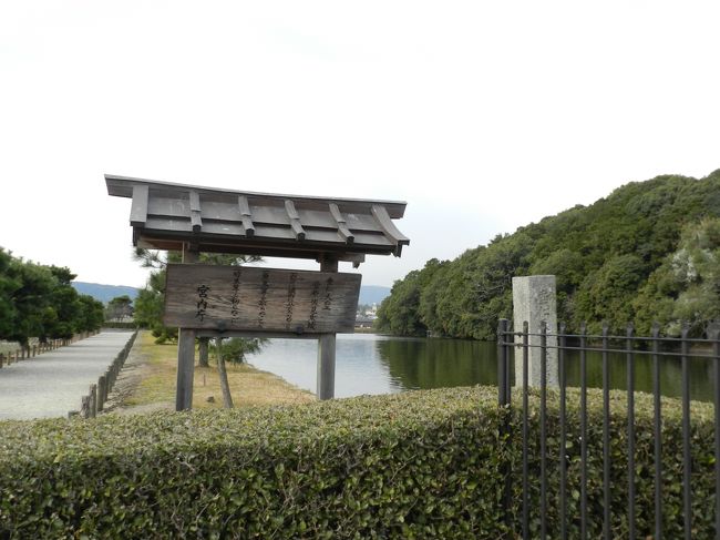 「垂仁天皇陵」は、全長227ｍの前方後円墳で、周りの濠を含めた全長は330ｍにもなるそうです。