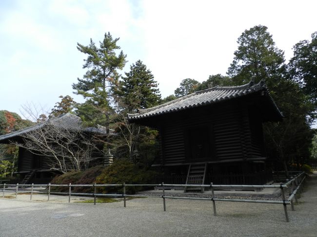 「礼堂」の東側にあるこの二つの建物が「宝蔵」と「経蔵」です。<br />写真手前の「経蔵」は日本最古の“校倉造り”の建物だそうです。