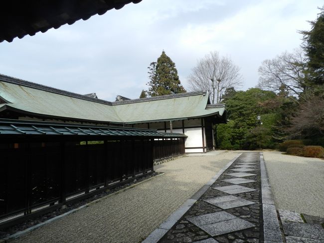 こちらは『御影堂』です。<br /><br />中学や高校の歴史or美術の教科書にもよく掲載されるかの有名な『鑑真和上像』が安置されています。<br />ただ、『鑑真和上像』を拝することができるのは、毎年６月の３日間だけです。この日はもちろん門が閉ざされていました。