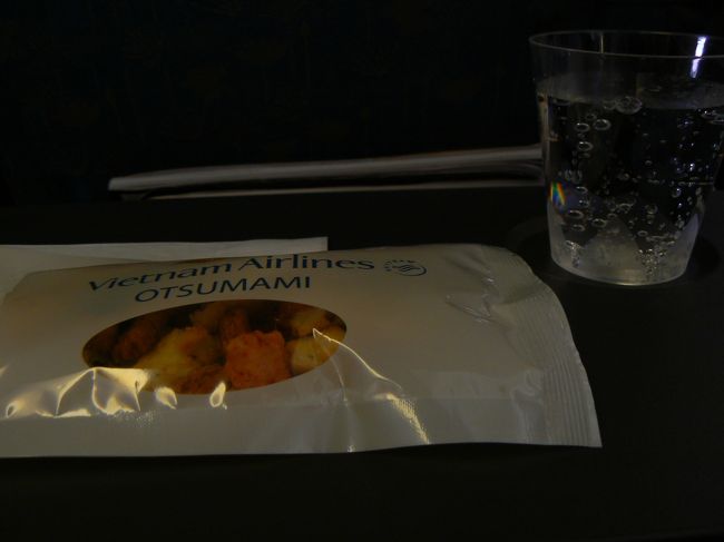 １０：００定刻に出発し1時間くらいでおつまみ＆ドリンク。<br />初めて乗ったベトナム航空はシートは擦り切れ使い古し感あり、ピッチも狭い。各シートにモニターが付いているものの電源は入ってもいない。イヤホンも来ないから音楽すら聴けない。おまけに一番近いトイレは使用禁止？ありえない！！<br /><br />このあたりからなんとなくイヤな予感がしてはいたかも。