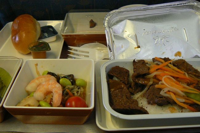 機内食は見ての通り。可もなく不可もなく。現地時間１４：００到着。直行便を選んだのは正解と思いたい！<br /><br />荷物受け取りは２ヶ所あり最初３Ｂで待っていたら日本人がいなくて・・・あわてて３Ａの方へ行ってみたらまだ荷物は出てはいなかった。ふぅ〜〜。到着出口には旅行社の人が何人もいて自分の名を探す。見つけると「あと二人来るまで待ってください。」って・・・。なかなか二人が来なくて待ちぼうけ。