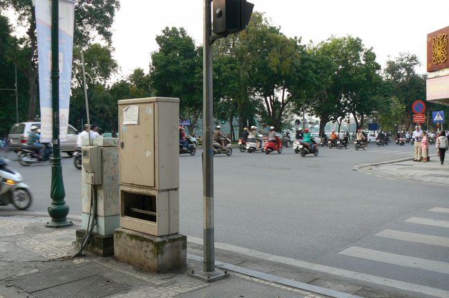 ようやく揃って出発。あとの二人はとても仲の良いご夫婦。たぶん年は同じくらいかな?二人であちこち旅行している感じ。二人はハノイをタイに似ている・・・と。私はまだタイに行っていないから、なんとなくマニラに似ているって思った。<br /><br />車はバイクとチェイスしている感じ。いくら車にクラクションを鳴らされてもめげずにというか排気ガスにまみれて走っている姿に感動すらする。二人乗りでマスクをして走っているバイクが多い。