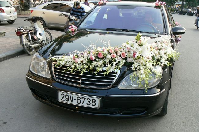 係員のノックさん曰くベトナムは１１月が結婚ラッシュ。私が１１月ハノイ旅を選んだのはベストシーズンだからなんだけど、本当に陽気が良い。雨に降られなかったし、気温も２６度くらい。とても過ごしやすかった。<br /><br />何台ものデコレーションされた車と遭遇。良いよね〜今は・・・なんて〜結婚の現実を知ってしまうと「今だけよ〜。」って余計なお世話ですけど。