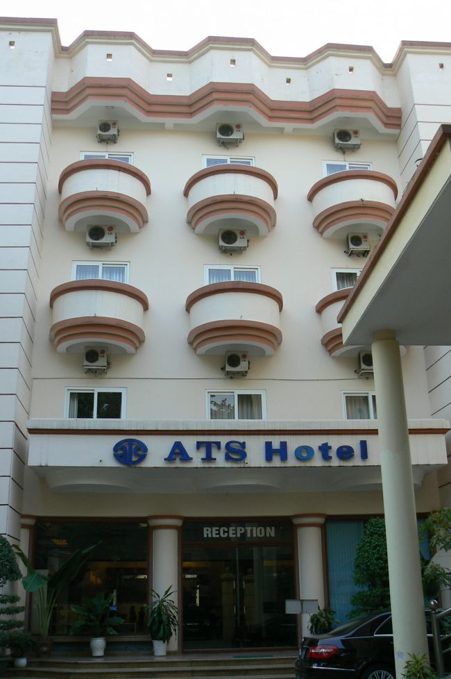 夕方のラッシュ？があってホテルには１６：００頃チェックイン。すぐに出かけないと日が暮れちゃう。初めてだから地図を見ながら歩く。信号のないハノイの道を渡るのは大変!!って知っていたからなるべく渡る人の横に付いて一緒に渡るを繰り返す。目指すはハロン湾日帰りツアーを申し込むための現地旅行会社。<br /><br />万が一のため日本語が通じそうなガイドブックに乗っていた会社を目指す。本当に道がゴチャゴチャしていてわかりにくい！とにかくたどり着いたものの、英語のガイドツアーに入りたいって言ったら、窓口があっちだ・・・と。考えが甘く日本語で申し込むことはできなかった。ここでつたない英語で交渉開始。なんとか予約終了。同じ内容なのに２０ドルも違うって何?