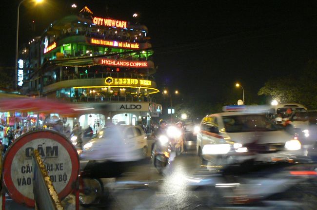 １つの仕事を終えてホッとしていた。気も緩んでいた・・・いつもみたいに地図を見て行きたい所へすっと行けるような簡単な町ではなかった。道は途中から名前が変わって超わかりにくいし、道の幅も狭いのに車もバイクも歩行者なんて優先しない。ラビリンスに迷い込みグルグル歩き、結局めげてわかりやすそうなホアンキエム湖の北側噴水までようやくたどり着いたころはすっかり日も暮れて、ライトきらめく感じになっており、綺麗で思わずカメラに夢中になっていた。<br /><br />その時、ふっとカバンが軽くなった感じがしてオカシイ？とは思ったけど、すぐ後ろを振り返れなかった。気になってリュックを下ろしてみると上のチャックが開いている。「あ〜〜やられた！！」とカバンの中を探したら見事に財布のみなくなっていた（泣）。