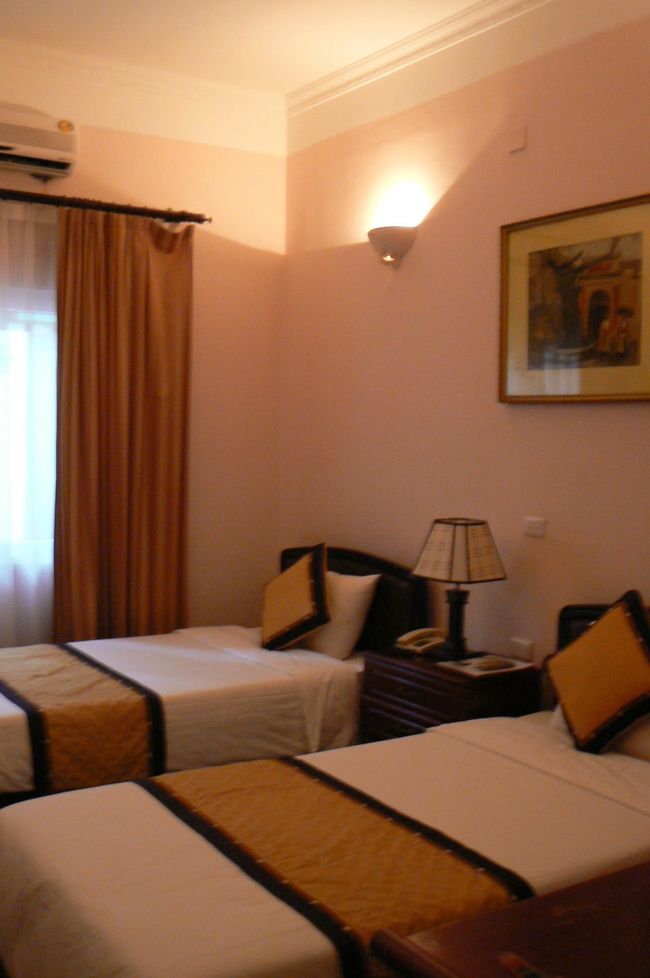 頭から血の気が引き、どうしたらいいかとっさに浮かばない！どれくらい正気になるまでかかったかわからないけど、ホテルに帰らなくちゃって急いでホテルの部屋に戻ると鍵が開かない。ホテルのスタッフの女性が親切に教えてくれるけど、カードキーにして欲しい！！<br /><br />部屋に着いてまずクレジットカードの会社にコレクトコール。この電話が結構手間取る。カードは使用されていなかったことにホッとしたけど、相手の人に盗難届けをもらった方が・・・と言われたこともあり、さっきの係員さんの携帯に電話。「会社と相談してまた電話します。」というので待っていたけど全然かかってこない。そのうちドアをノックする音。ホテルの人がなんか言っているのがよくわからない。英語がとても聞き辛い。3人も来て英語片言同士の会話で、結局受話器が上がっていた事が原因。トホホ・・・もう一度係員さんに電話すると「警察もこれくらいの事件は面倒くさがると思う。」のような言われ方で・・・「どうせお金は戻ってこないから良いです。」と言って切った。