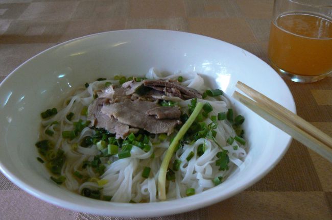 12日（土）<br />夜中何度も起きる。携帯のアラームをセットし間違えたので6時に鳴るし・・・気持ちが沈んでいて起きるのすら辛い。なんとかホテルの無料サービスの朝食をしに行く。<br /><br />何人かいた客は女性のみ。西洋人が多い。窓際を選び、あまりおいしそうに見えないけど、フォー・ボー？ジュース、スポンジケーキ+コーヒーを食べた。ケーキのあたりは蝿が・・・気にした方が負け！！味は見た目同様、でも無料だから仕方ないよなぁ。