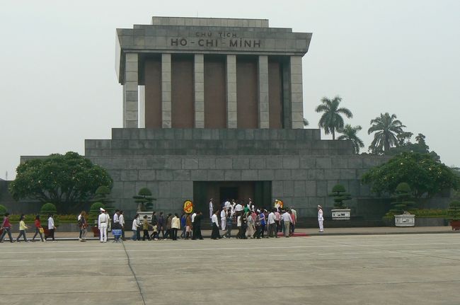入口がわからないのでぐるっと周ってとりあえず人が何人か並んでいたセキュリティーの所を通過。中へ進もうとしたら係りの女性に「バッグとかを預けてから来い。」って。私は廟の中に入りたいんじゃなくて、ただ外の写真を撮りたい！って言うと、なんだか「紙が必要だ！！」って。またセキュリティーの所へ逆戻りし、一枚小さな紙をもらって警備の人に見せると、端を少し破って「入れ！」って感じのジェスチャー。ふぅ〜一苦労。